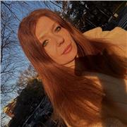 Studentessa universitaria fornisce aiuto compiti per bambini e ragazzi di scuole elementari e medie